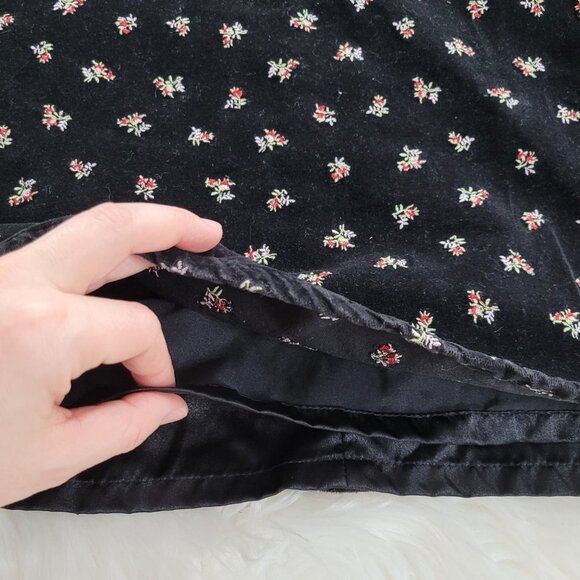 The Childrens Place Girl Kid Black Velvet Floral Embroidered A-Line Shift Dress - Picture 2 of 9